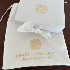 NWT Grace Loves Lace Shimmy Veil in Silver Sparkle
